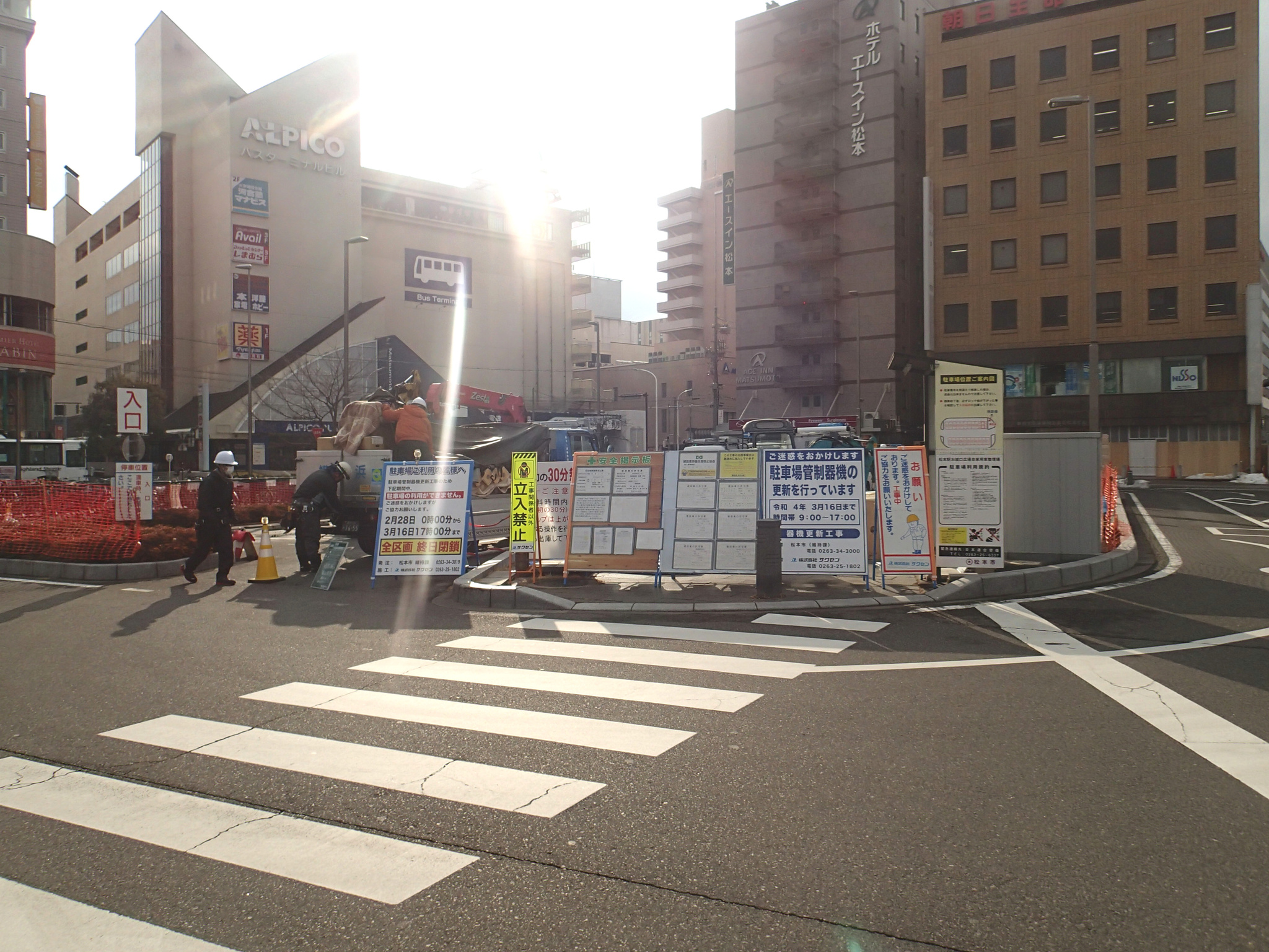 松本駅前の市営駐車場管制機器の更新を行っています。